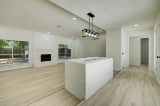 5519 Sheraton Oaks Dr in Houston, TX - Foto de edificio - Building Photo