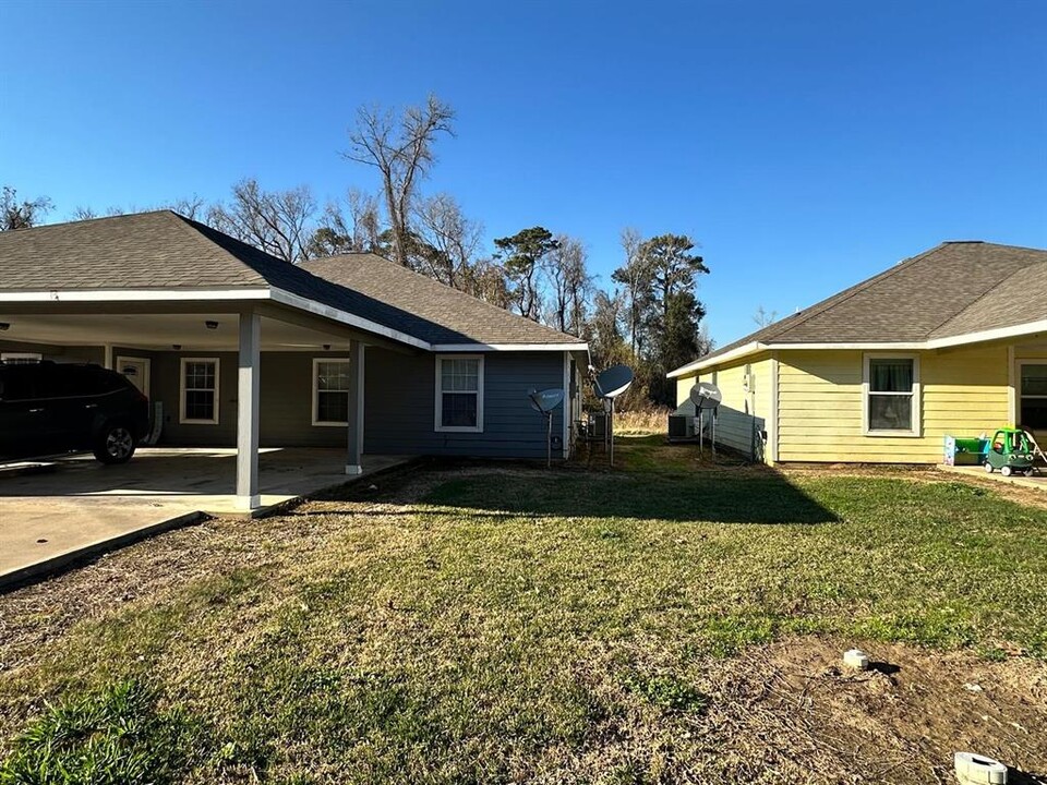 628 Luke St in Dayton, TX - Foto de edificio