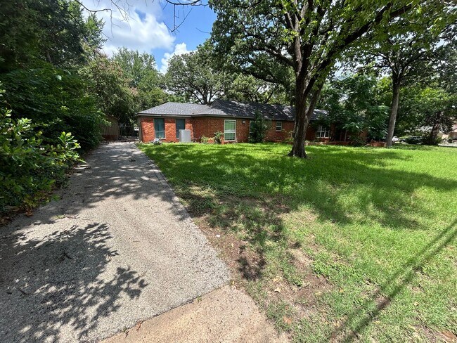 1319 Brookhurst St in Irving, TX - Building Photo - Building Photo