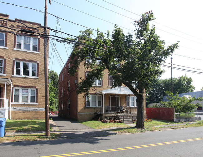 613-615 W Main St in New Britain, CT - Foto de edificio - Building Photo