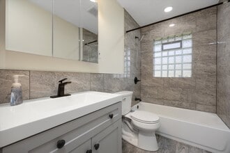 37880 Wendy Lee St in Farmington Hills, MI - Foto de edificio - Building Photo