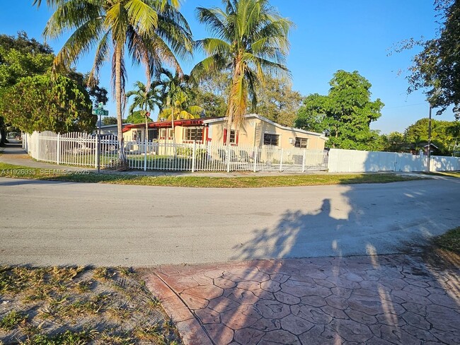 19601 NE Miami Ct in Miami, FL - Building Photo - Building Photo
