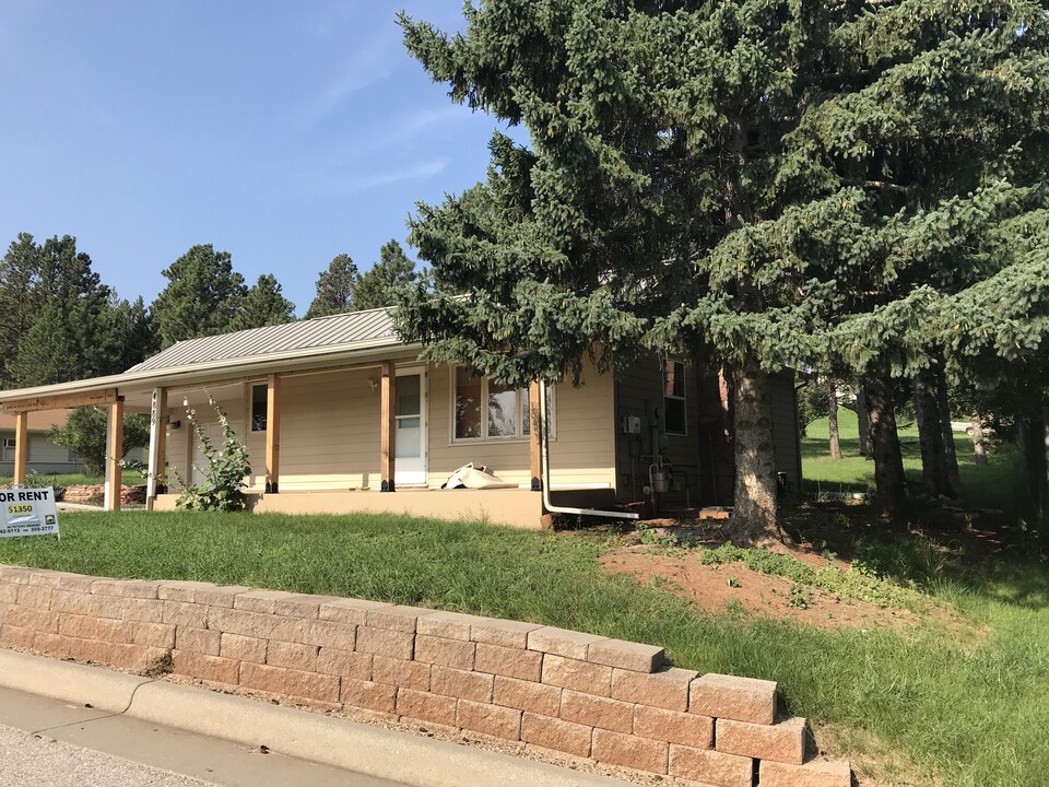 4889 Vista Hills Dr in Rapid City, SD - Building Photo