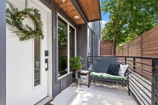 1507 N Garrett Ave in Dallas, TX - Building Photo