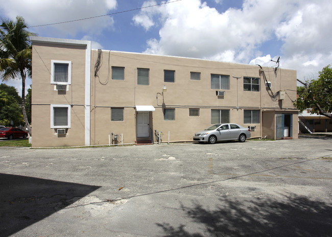 25 Navarre Ave in Coral Gables, FL - Foto de edificio - Building Photo