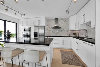 1600 S Bayshore Ln in Miami, FL - Building Photo - Building Photo
