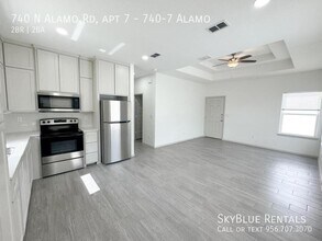 740 N Alamo Rd in Alamo, TX - Building Photo - Building Photo