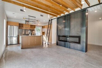 9259 San Fernando Way in Dallas, TX - Foto de edificio - Building Photo