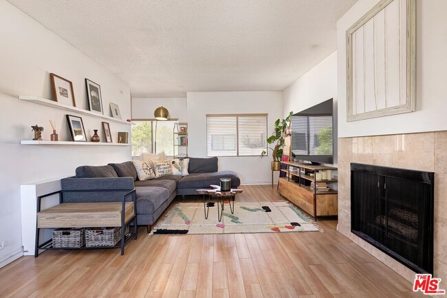 5805 Whitsett Ave in Los Angeles, CA - Building Photo - Building Photo