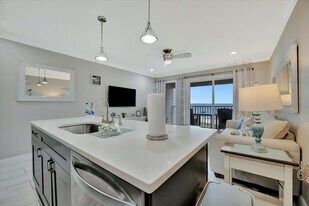 2506 N Rocky Point Dr in Tampa, FL - Building Photo