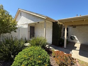 19 Abrazo Dr in Camarillo, CA - Building Photo - Building Photo