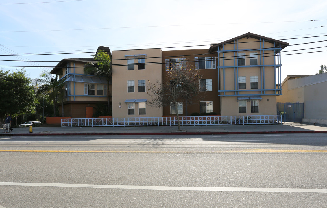 El Centro Loretto Apartments in Los Angeles, CA - Foto de edificio