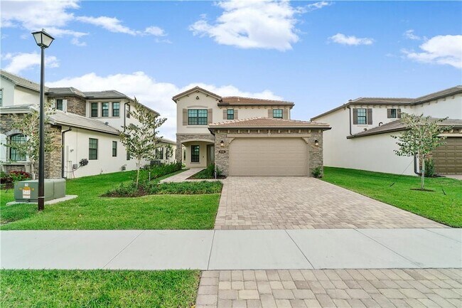 8755 Grand Prix Ln in Boynton Beach, FL - Foto de edificio - Building Photo