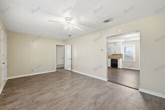 208 Westfork Dr in Fort Worth, TX - Foto de edificio - Building Photo