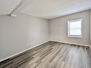 6 Park St, Unit 5 in Enfield, CT - Foto de edificio - Building Photo