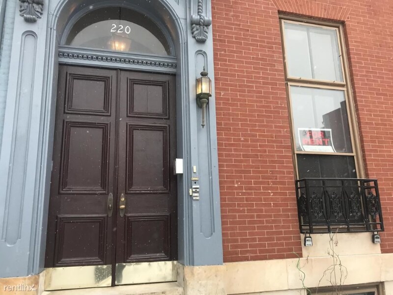 220 W Madison St in Baltimore, MD - Building Photo