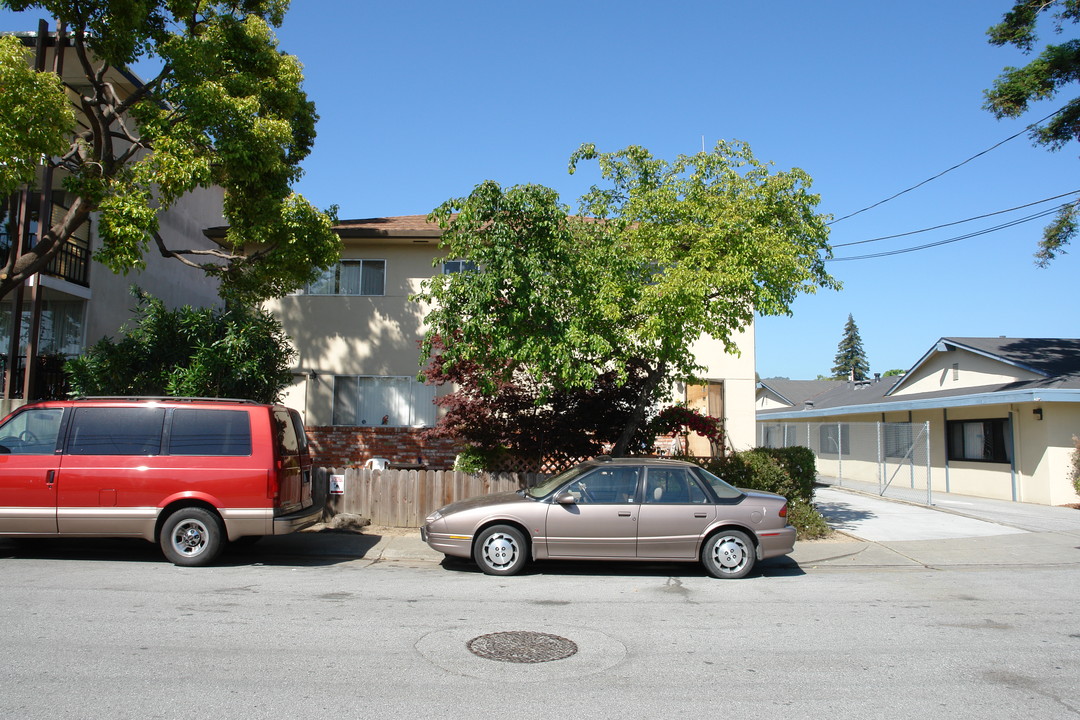 2660 Flores St in San Mateo, CA - Foto de edificio