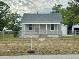 814 N Hodge St in Sapulpa, OK - Building Photo