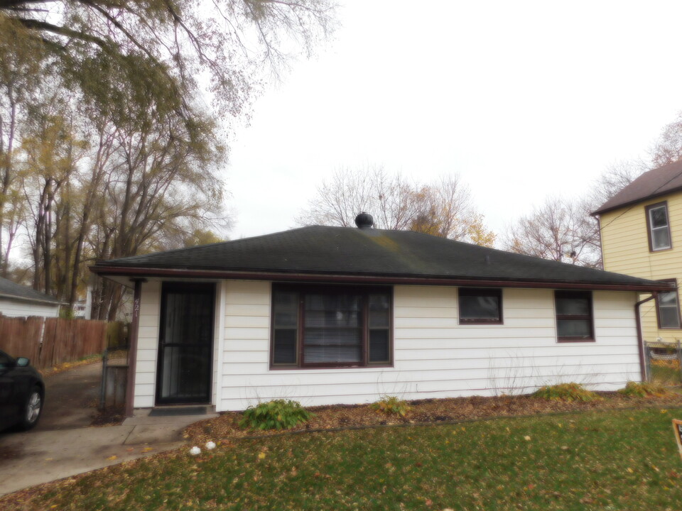 421 W Cottonwood St in Freeport, IL - Building Photo