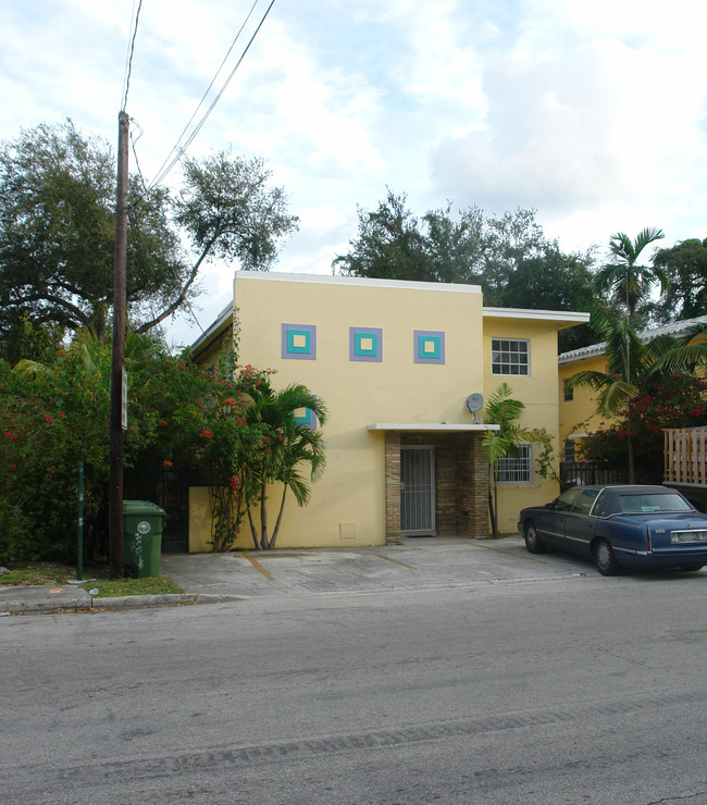 629 NE 64th St in Miami, FL - Foto de edificio - Building Photo