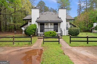 8506 Pineland Dr in Jonesboro, GA - Building Photo