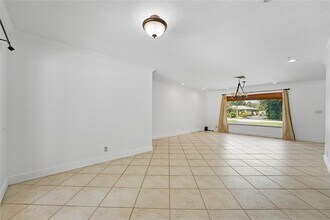 1120 E Tropical Way in Plantation, FL - Foto de edificio - Building Photo