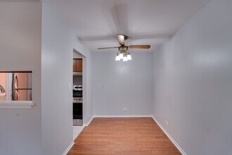 365 Grissom Ct in Hoffman Estates, IL - Building Photo - Building Photo