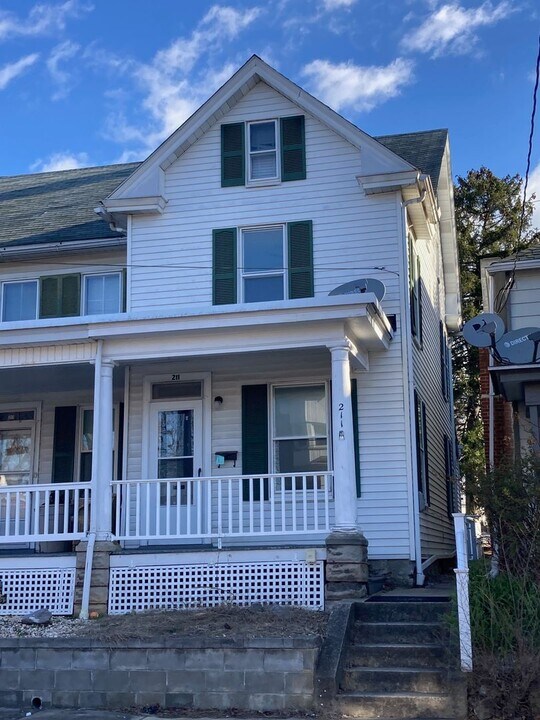 211 W 4th St in Waynesboro, PA - Building Photo