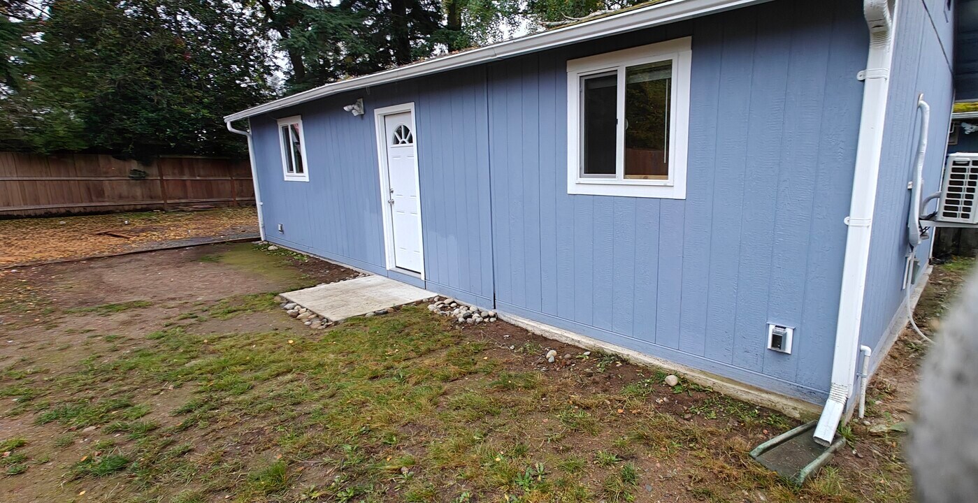 15010 26th Ave NE, Unit MIL in Shoreline, WA - Foto de edificio