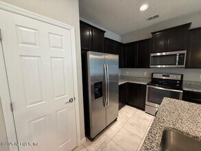 7028 Buroak Ct in Jacksonville, FL - Building Photo - Building Photo