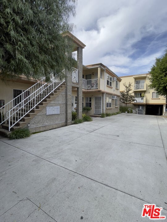 15939 Victory Blvd in Los Angeles, CA - Building Photo - Building Photo