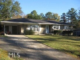 215 Laramie Rd in Griffin, GA - Building Photo