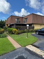 4221 Turnberry Cir in Greenacres, FL - Building Photo