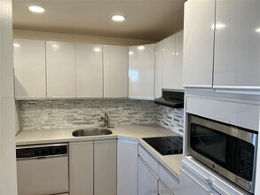 1400 St Charles Pl-Unit -722 in Pembroke Pines, FL - Building Photo - Building Photo