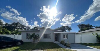 18 Miami Gardens Rd in West Park, FL - Building Photo