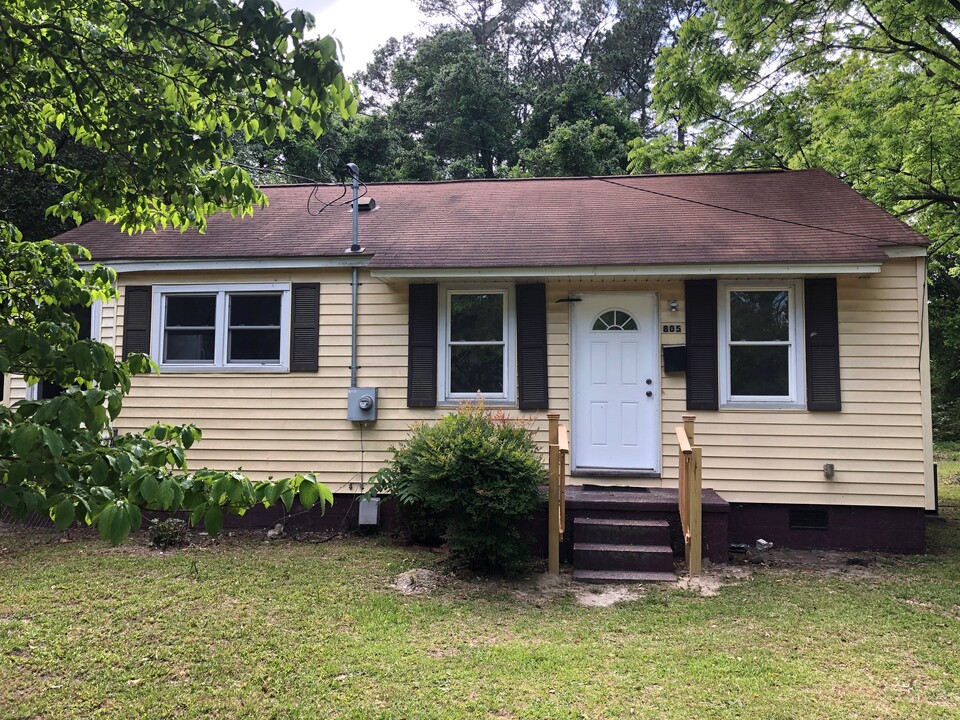 805 Saunders St in Raeford, NC - Building Photo