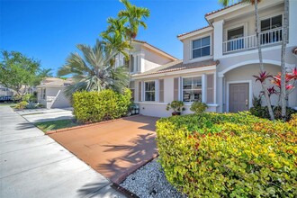 871 NW 130th Ave in Pembroke Pines, FL - Building Photo - Building Photo
