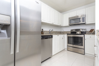 Fontainebleau Milton Apartments in Miami, FL - Foto de edificio - Interior Photo