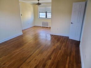 306 Deal Lake Dr in Asbury Park, NJ - Building Photo - Building Photo