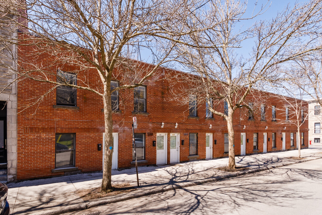 1238 De Laprairie St in Montréal, QC - Building Photo