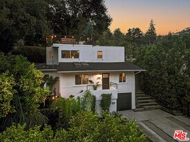 8326 Ridpath Dr in Los Angeles, CA - Building Photo