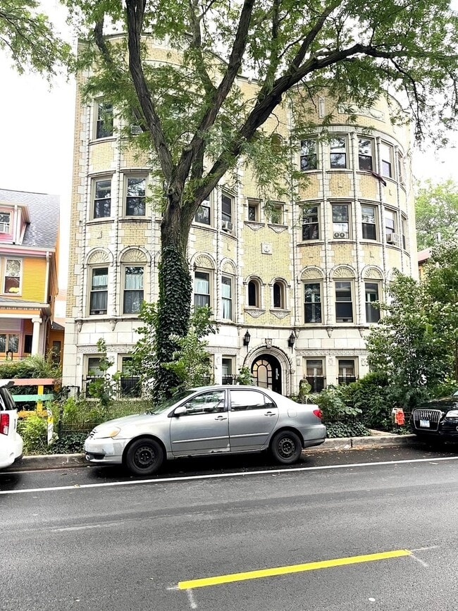 property at 1527 W Pratt Blvd