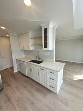 6050 Canterbury Dr, Unit F305 in Culver City, CA - Building Photo - Building Photo