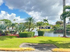 5201 Geneva Ct in Doral, FL - Building Photo - Building Photo