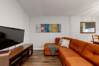 961 Cedarland Blvd in Arlington, TX - Foto de edificio - Building Photo