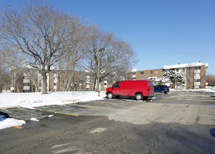 York Meadows in Elmhurst, IL - Building Photo - Building Photo