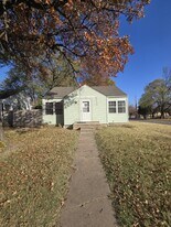 1102 Dellrose in Wichita, KS - Building Photo