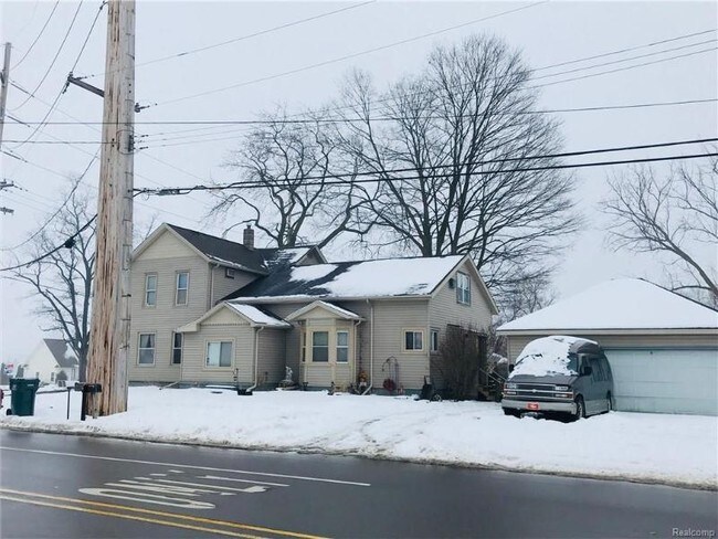 604 S Grand Ave in Fowlerville, MI - Foto de edificio - Other