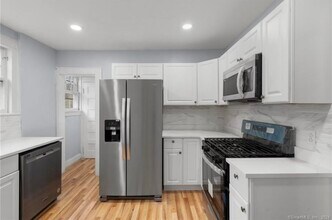 111 Elmwood Pl in Bridgeport, CT - Building Photo - Building Photo
