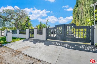22742 Sylvan St in Los Angeles, CA - Building Photo - Building Photo